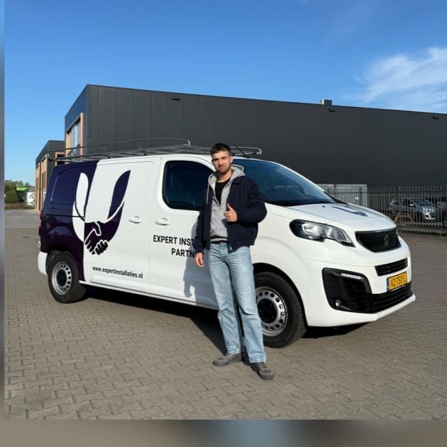 Expert Installatie Partner 1 Expert Installatie Partner Bus met Jari